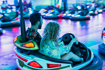 Nettes Paar was auf der Ibbenbürener Kirmes zusammen Auto Scooter fährt