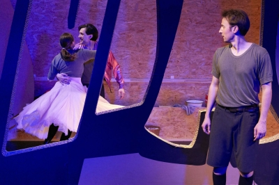 Drei junge Erwachsene führen ein Theaterstück auf Drei junge Erwachsene führen ein Theaterstück auf