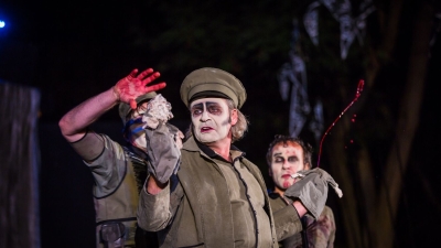 Theaterstück mit 3 Männern, die Weiß geschminkt sind und es spritzt rotes Kunstblut Theaterstück mit 3 Männern, die Weiß geschminkt sind und es spritzt rotes Kunstblut