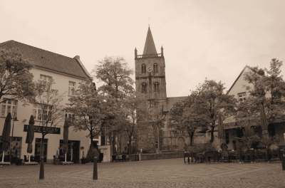 Denkwürdig & Steinalt: der Untere Markt in Ibbenbüren Ein Bild in Sepia Farben von dem unteren Markt in Ibbenbüren
