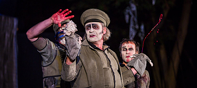 Theaterstück mit 3 Männern, die Weiß geschminkt sind und es spritzt rotes Kunstblut Theaterstück mit 3 Männern, die Weiß geschminkt sind und es spritzt rotes Kunstblut